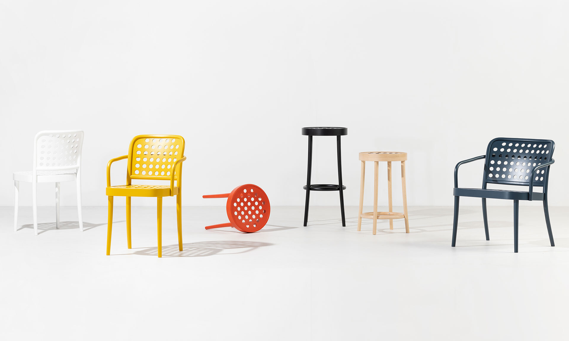 Židle pro moderní kavárenské povaleče. Ton vytvořil s uznávaným švédským studiem novinku