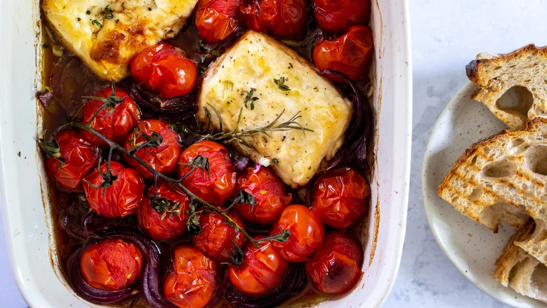 Po mase si ani nevzdechnete. Pečený halloumi s rajčaty má víc šťávy než steak