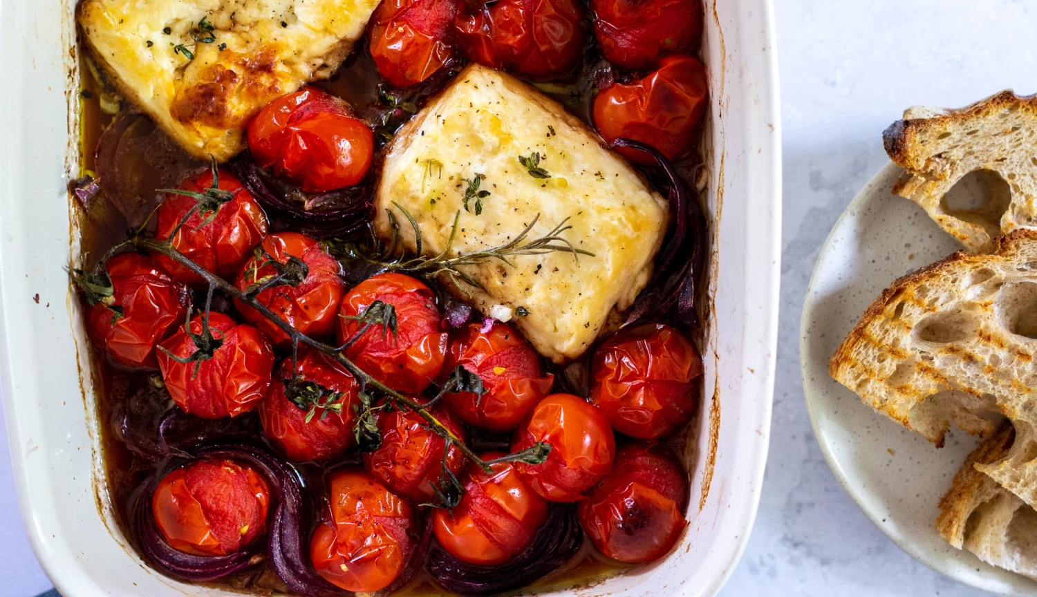 Po mase si ani nevzdechnete. Pečený halloumi s rajčaty má víc šťávy než steak