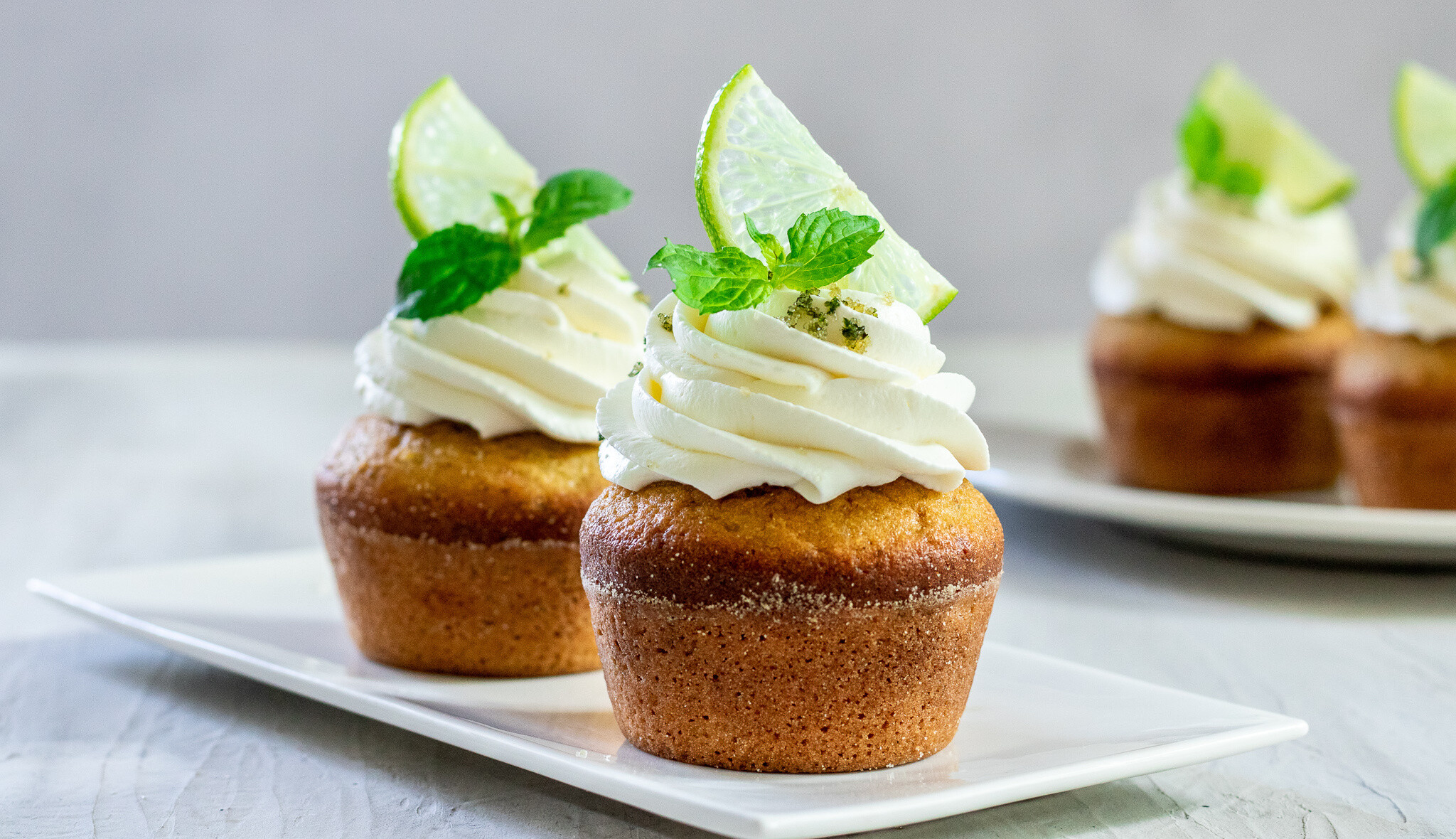 Vypít nebo sníst? Mojito cupcakes jsou ideální dezert na letní party, rozlučky i narozeniny