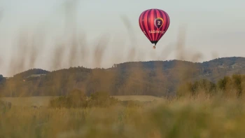 Nebe, oheň, vítr. Proletěli jsme se balónem vyšším než Tančící dům