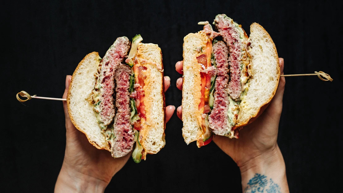 Řecký burger nebo koprovka v housce? Říkejte mu, jak chcete, ale rozhodně ho ochutnejte