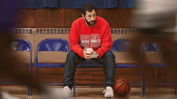 Sandler skóruje. Životní trefa je hit, který povznáší originální tvorbu Netflixu