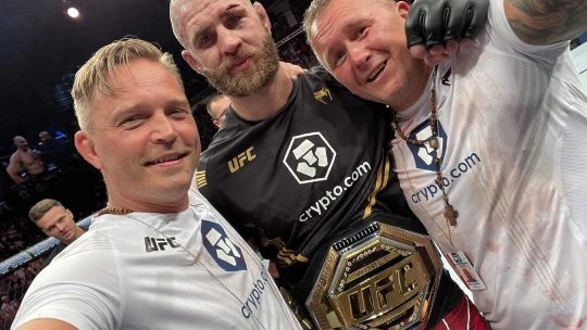 Historický úspěch. Bojovník Procházka se stal šampionem prestižní UFC