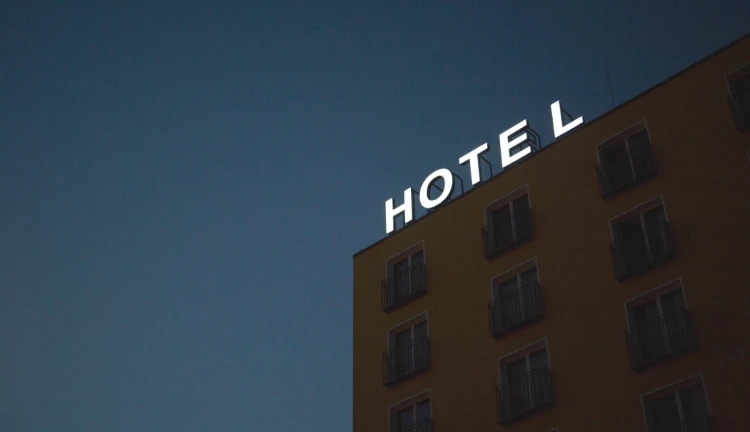 Hotelový neon