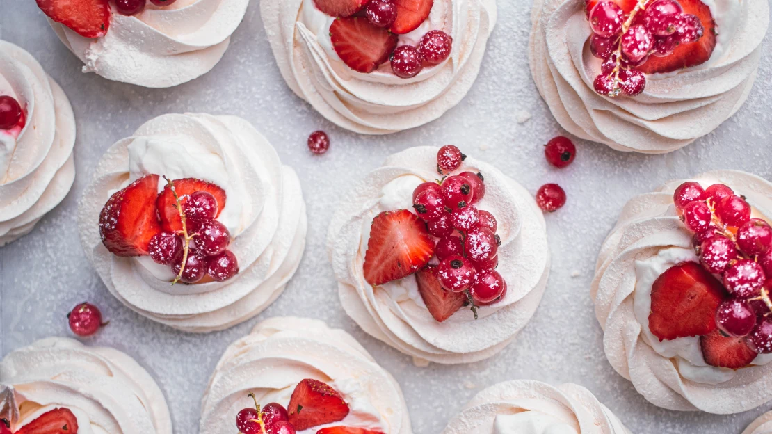 Perfektní dezert na garden party: lehká mini Pavlova, co se doslova rozpouští na jazyku