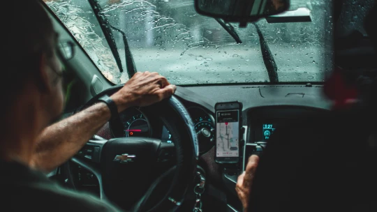 Taxislužby na kolena nesrazily drahá paliva ani covid. Ale zdražily a&nbsp;přijíždějí později