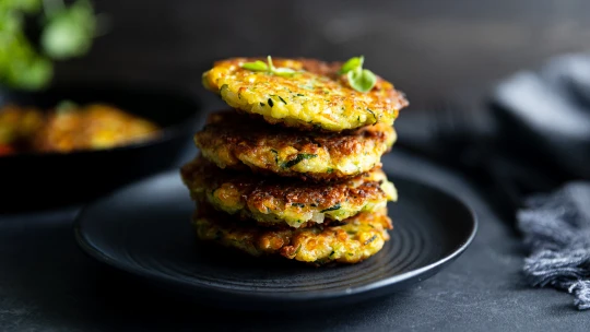 Co na plac? Cuketové placky s&nbsp;kukuřicí a&nbsp;sýrem halloumi. Neobsahují lepek a&nbsp;potěší i&nbsp;vegetariány