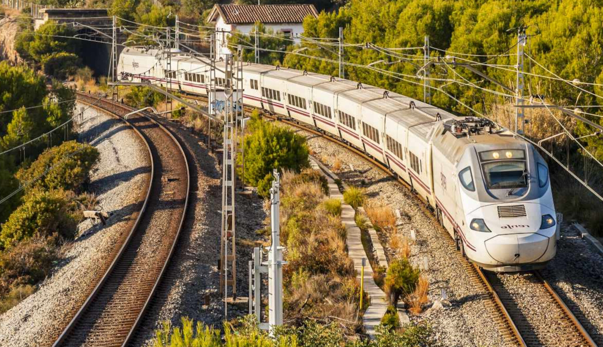 Španělskými vlaky se svezou zdarma i turisté. Česko nic podobného neplánuje