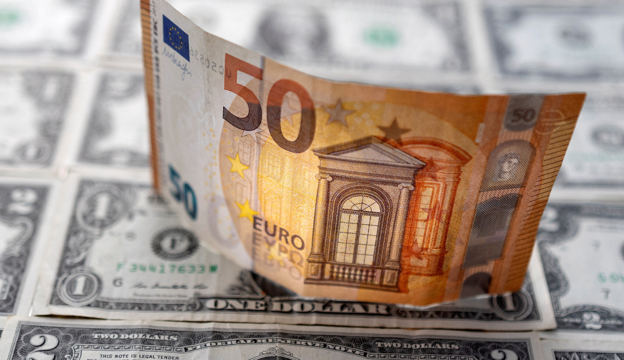 Ach euro, jak hluboko jsi kleslo! Aneb O budoucnosti jednotné měny i české koruny