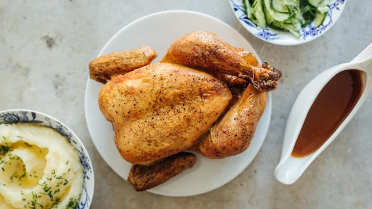 Kuře podle Kellera. Geniální recept, na který potřebujete jen sůl, pepř a&nbsp;hodinu času