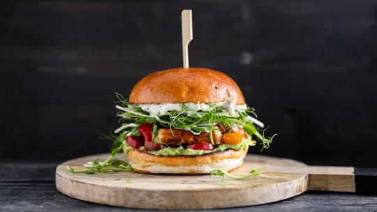 Grilujte bez masa a&nbsp;do 20 minut můžete servírovat: halloumi burger s&nbsp;avokádem &#038; jalapeño