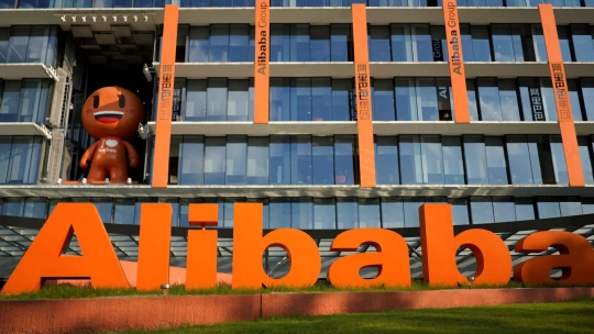 Ranní přehled: Alibaba chudne a&nbsp;šéfka Kolumbijské univerzity předává žezlo