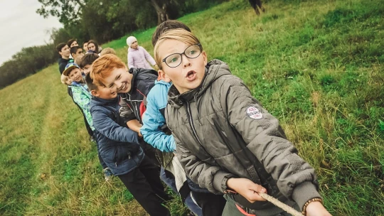 Chci domů! Kdy dítě okamžitě odvézt z&nbsp;letního tábora?