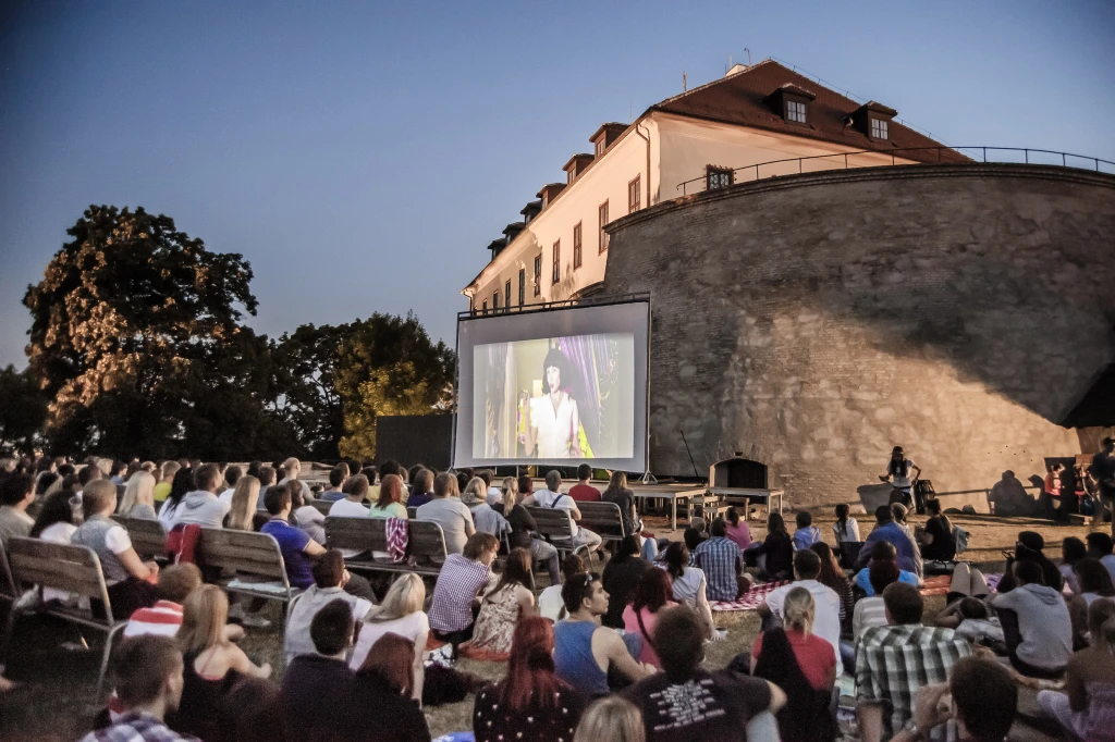 Filmy pod širákem. Devět míst, kde najdete ta nejhezčí letní kina