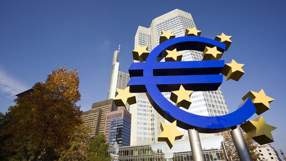 Evropská centrální banka varuje. Bankám z eurozóny hrozí ztráty za 70 miliard eur