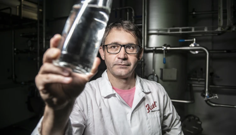 Jan Vokurka, majitel firmy Kitl, s lahví Vratislavické kyselky