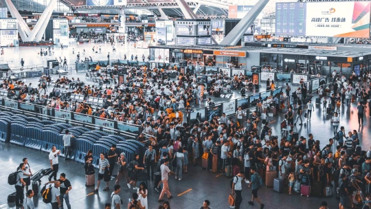 Příliš mnoho dovolených. Letiště ovládl chaos, šlapou na brzdu a&nbsp;ruší lety