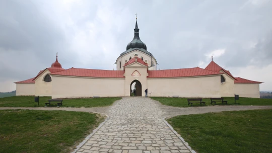 Tři sta let dominantou. Geniální Santiniho Zelená hora je po&nbsp;rekonstrukci a&nbsp;slaví