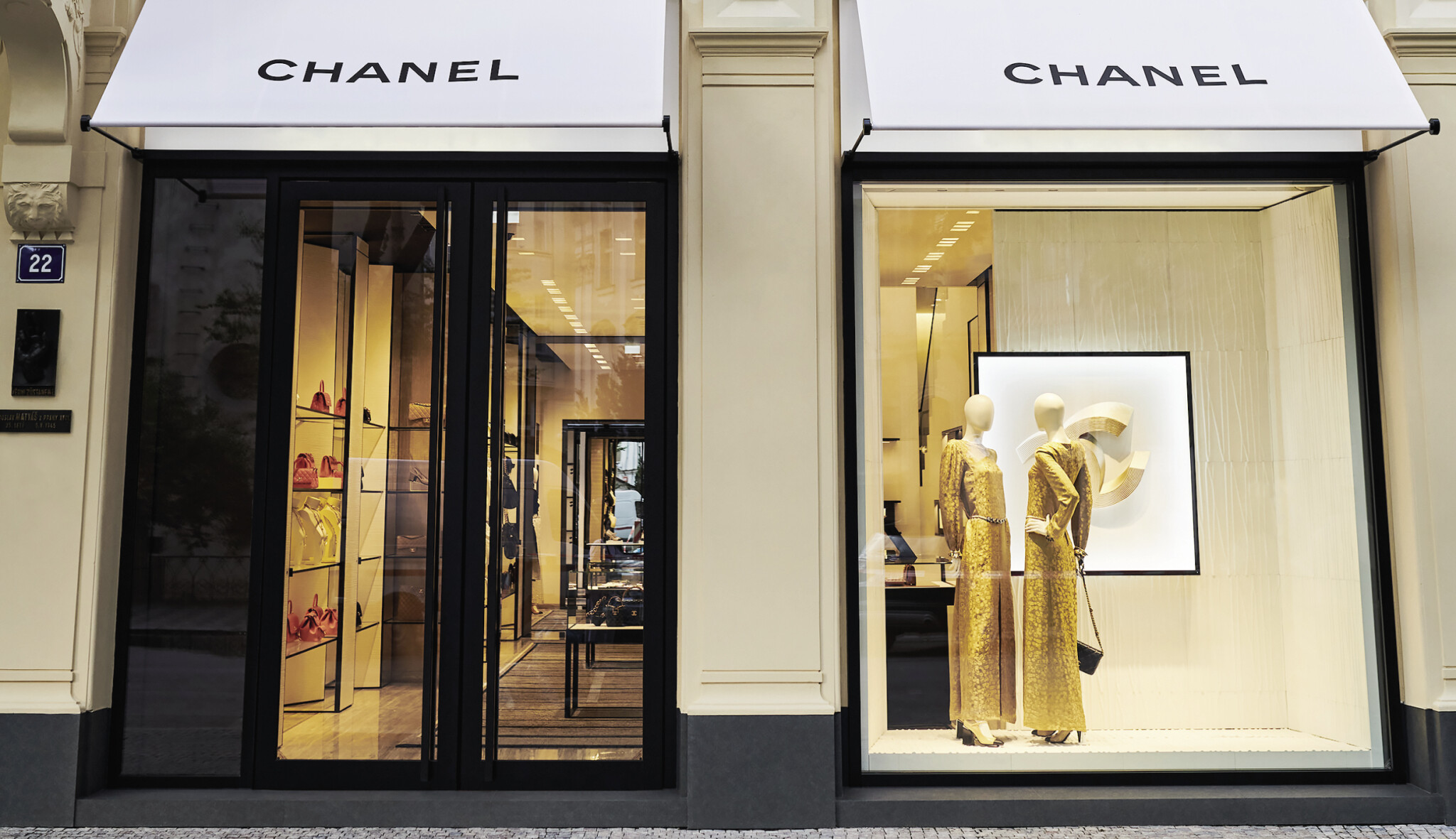 Nová kapitola propletených „C“ a vyprodané kabelky. Chanel je konečně v Praze
