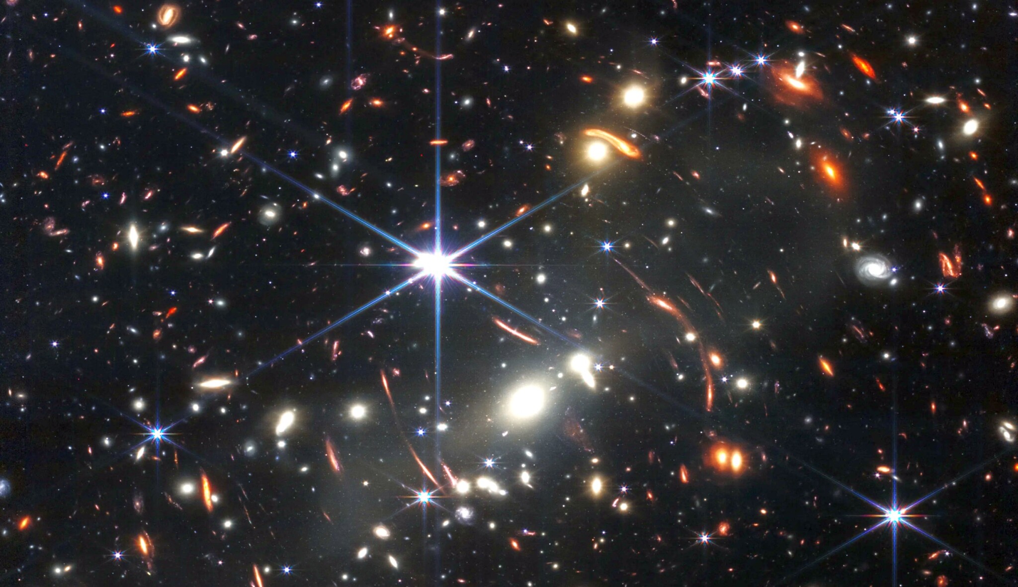 Stovky nejvzdálenějších galaxií. První snímek z Jamese Webba odhaluje hlubiny vesmíru