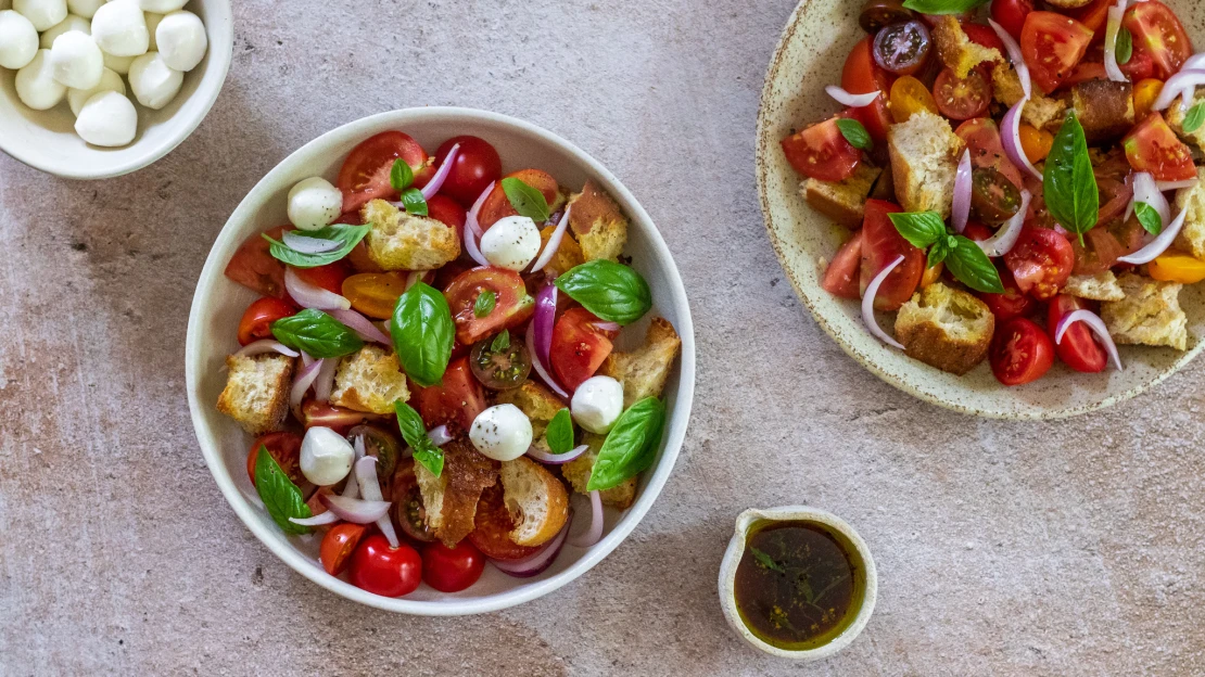 Hromada rajčat a starý chleba. Jak strašně to zní, tak skvěle panzanella chutná