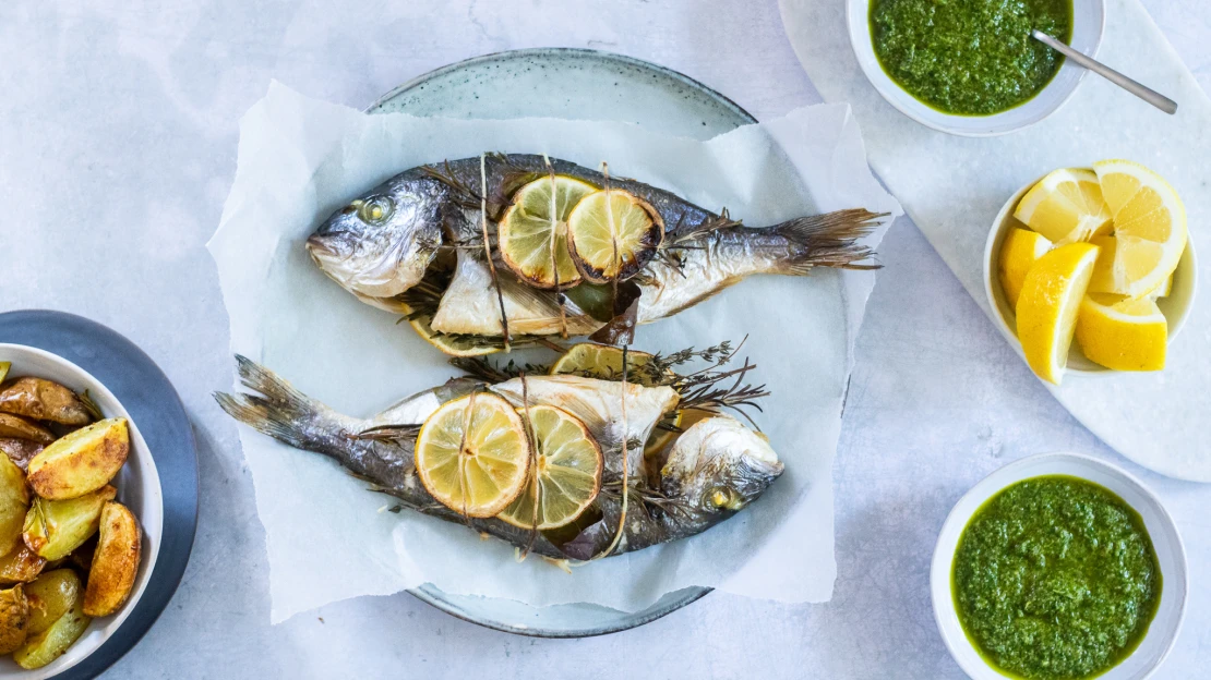 Hostina jako z plážové restaurace. Připravte si pražmu plnou bylinek a salsu verde u vás doma