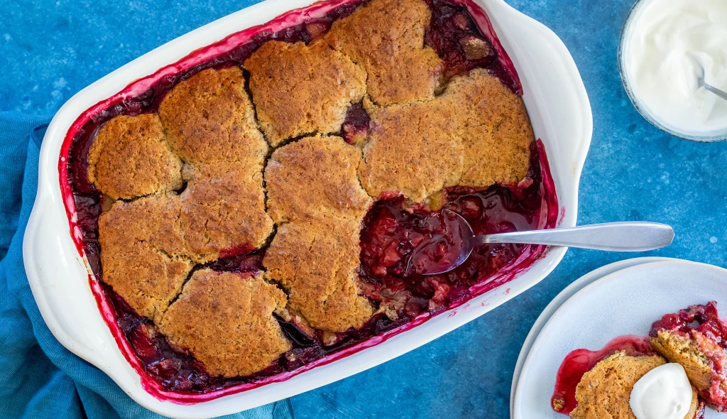 Koláč, ale bez zbytečného těsta. Jednoduchý švestkový cobbler s&nbsp;mákem