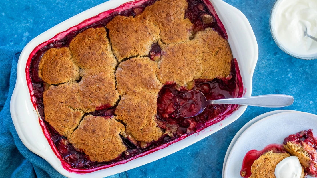 Koláč, ale bez zbytečného těsta. Jednoduchý švestkový cobbler s mákem