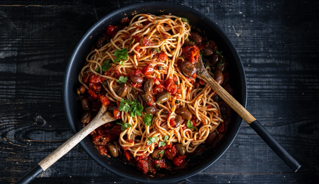 Italská rychlovka s&nbsp;pikantním názvem i&nbsp;chutí: Spaghetti alla puttanesca