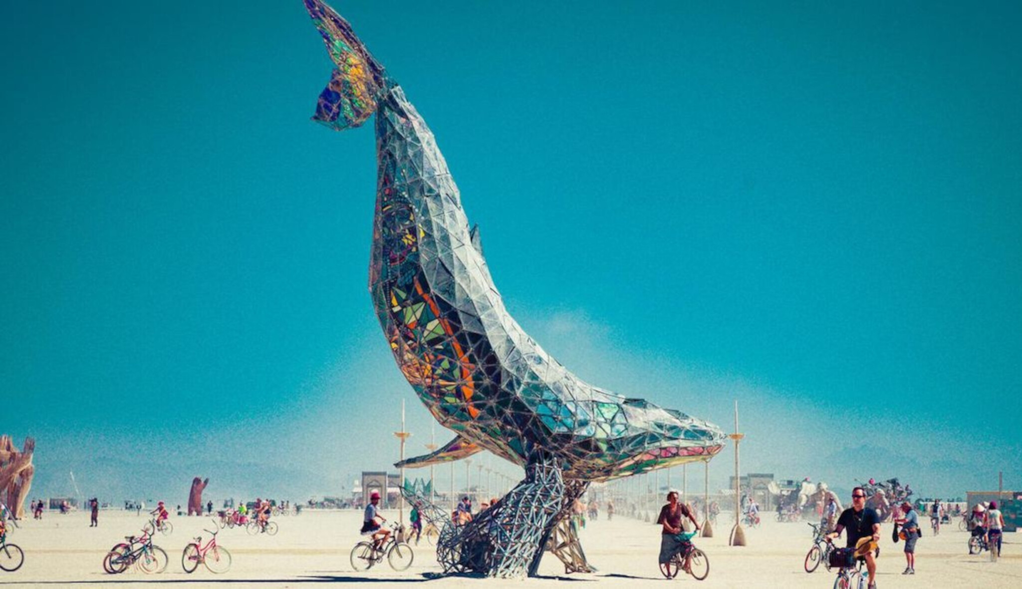 Burning Man je zpět. Podívejte se na výtvory z festivalu hořících soch a zmutovaných aut