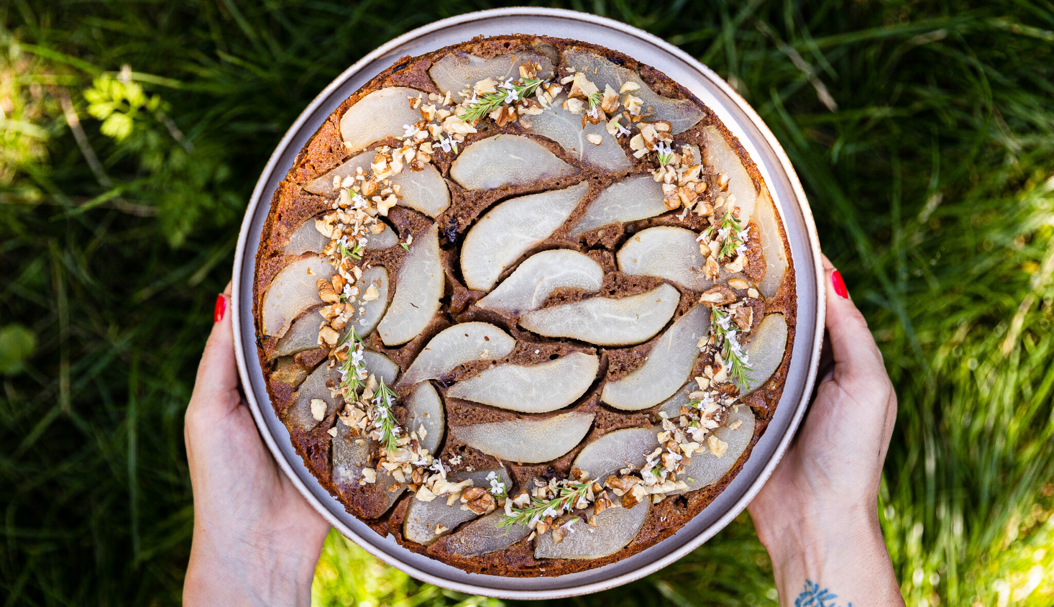 Sklizeň pozdního léta: obrácený hruškový koláč s medem & ořechy