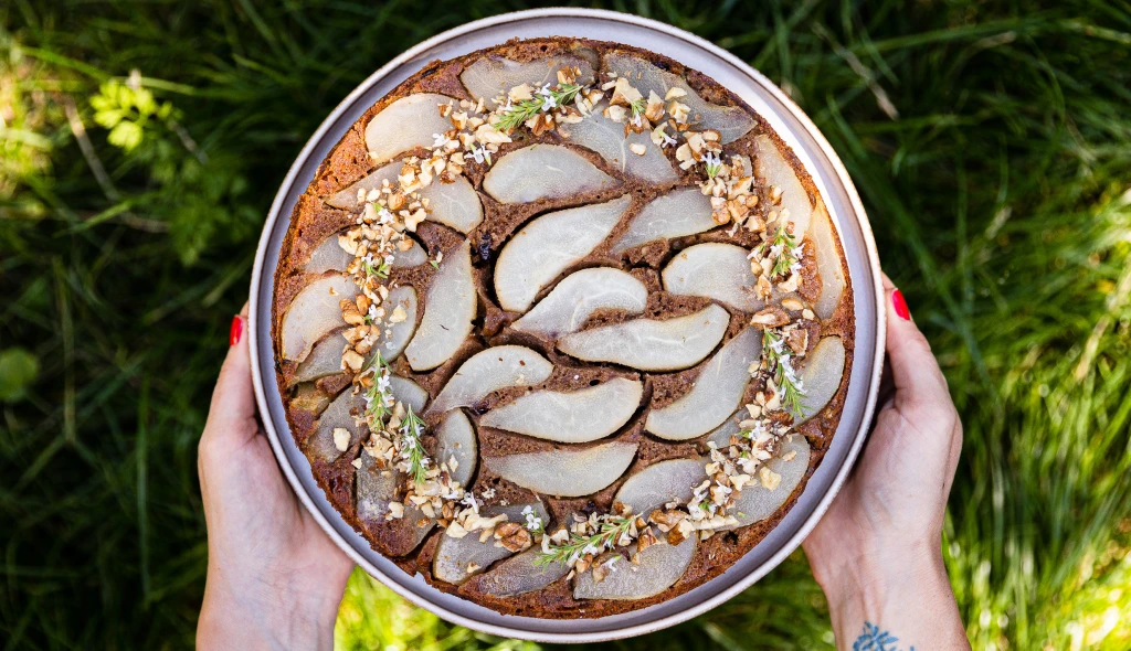 Sklizeň pozdního léta: obrácený hruškový koláč s&nbsp;medem &#038; ořechy