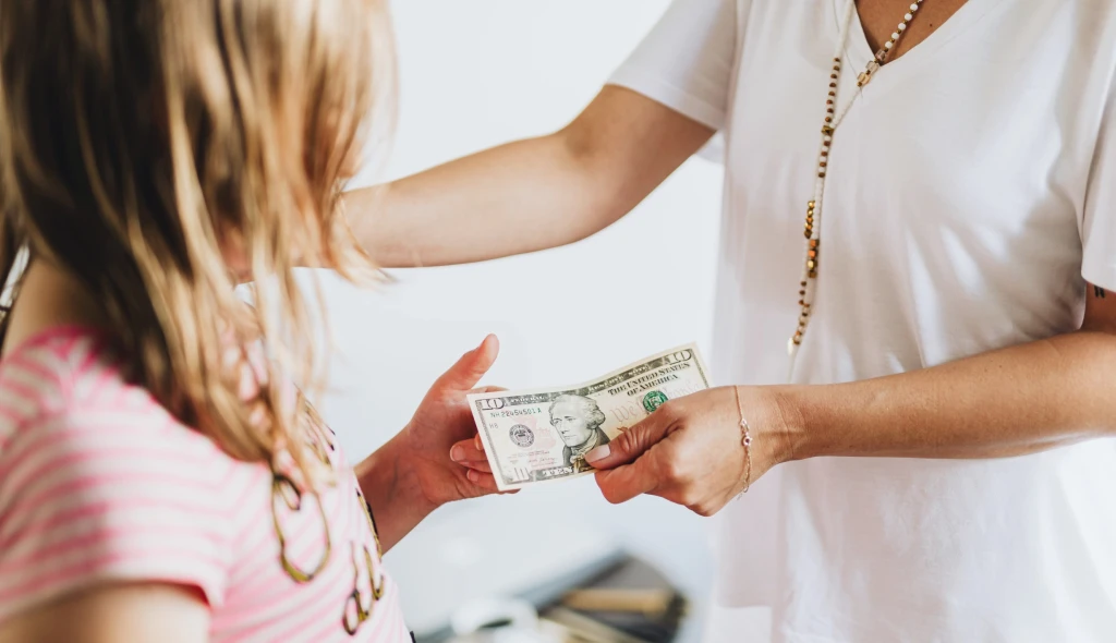Jak nerozmazlit dítě penězi? Dodržujte sedm důležitých kroků finanční gramotnosti