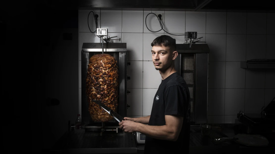 Sejdeme se ve frontě. Bývalý kurýr dělá kebab, který dostal Prahu do kolen