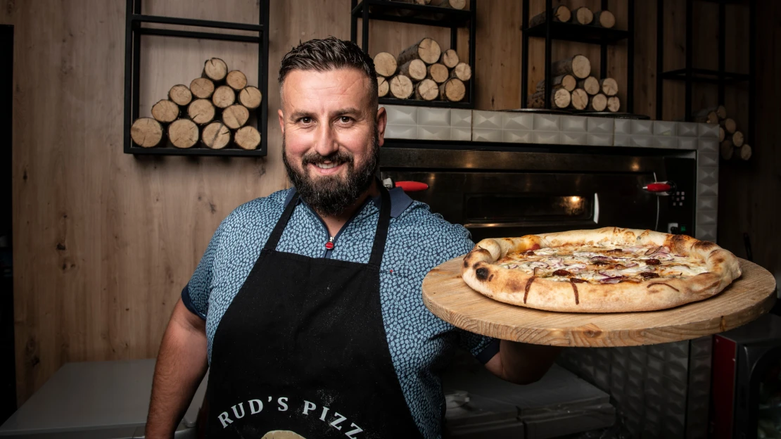 Rudi přijel z Kosova a zamiloval si Plzeň. A Plzeň teď miluje jeho Rud’s pizzu