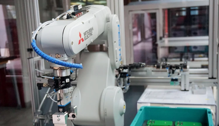 Tovární robot Mitsubishi