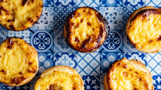 Pastéis de nata: božské koláčky se žloutkovým krémem. V Lisabonu se na ně stojí fronty a&nbsp;vy si je teď můžete upéct doma