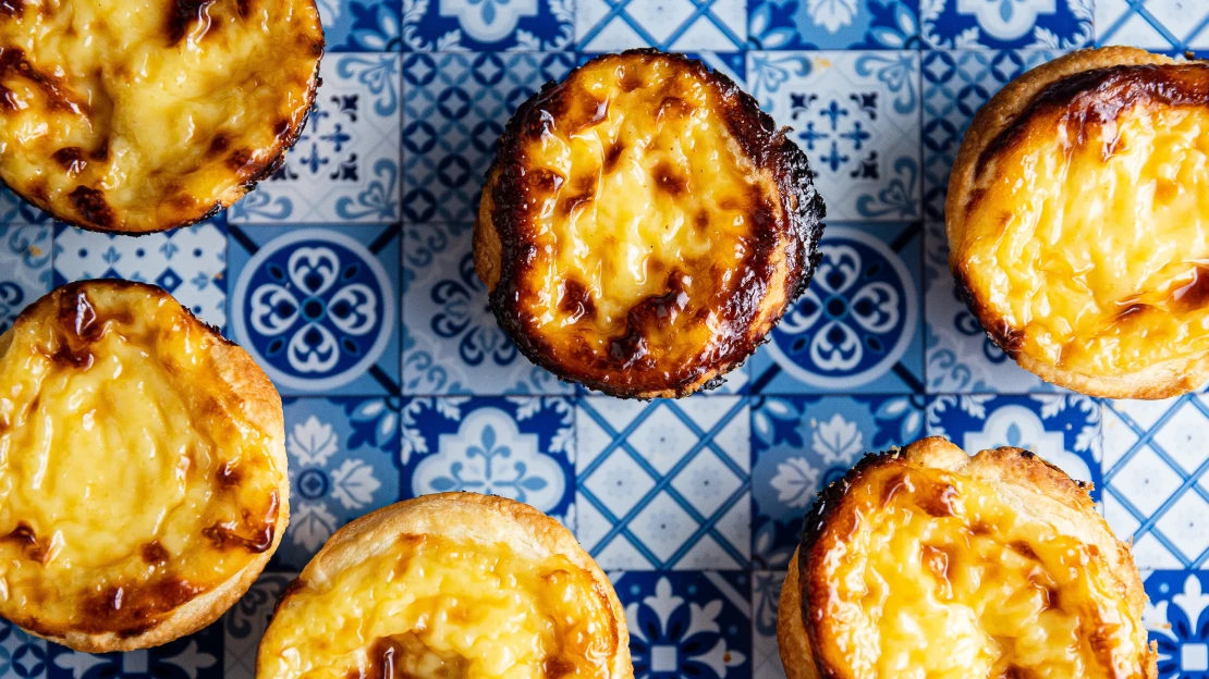 Pastéis de nata: božské koláčky se žloutkovým krémem. V Lisabonu se na ně stojí fronty a vy si je teď můžete upéct doma