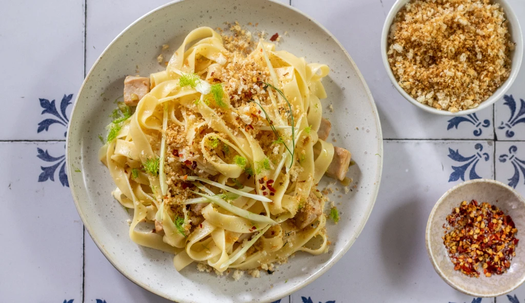 „Parmezán pro chudé“ a&nbsp;„ryba pro bohaté“ neboli dvacetiminutové fettucine s pangritatou a&nbsp;tuňákem