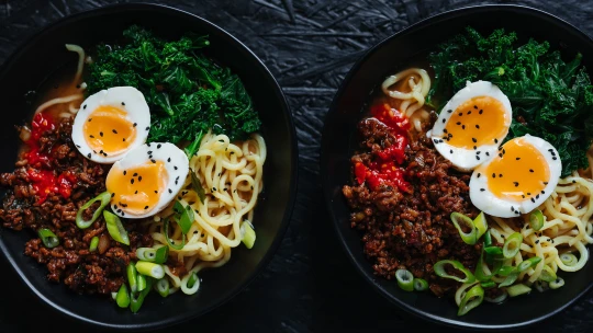 Za 20 minut uvařeno: Rychlý ramen s&nbsp;karamelizovaným vepřovým &#038; perfektním vejcem