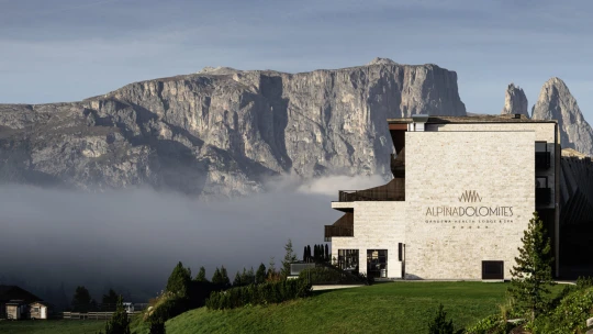 Obklopeni vrcholky hor a luxusem. Dolomitský hotel leží tam, kde končí dráhy lanovek