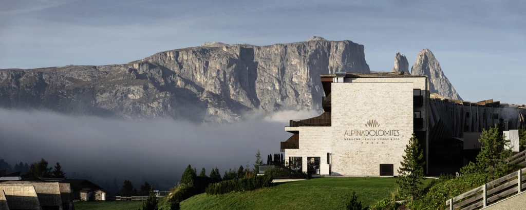 Obklopeni vrcholky hor a luxusem. Dolomitský hotel leží tam, kde končí dráhy lanovek