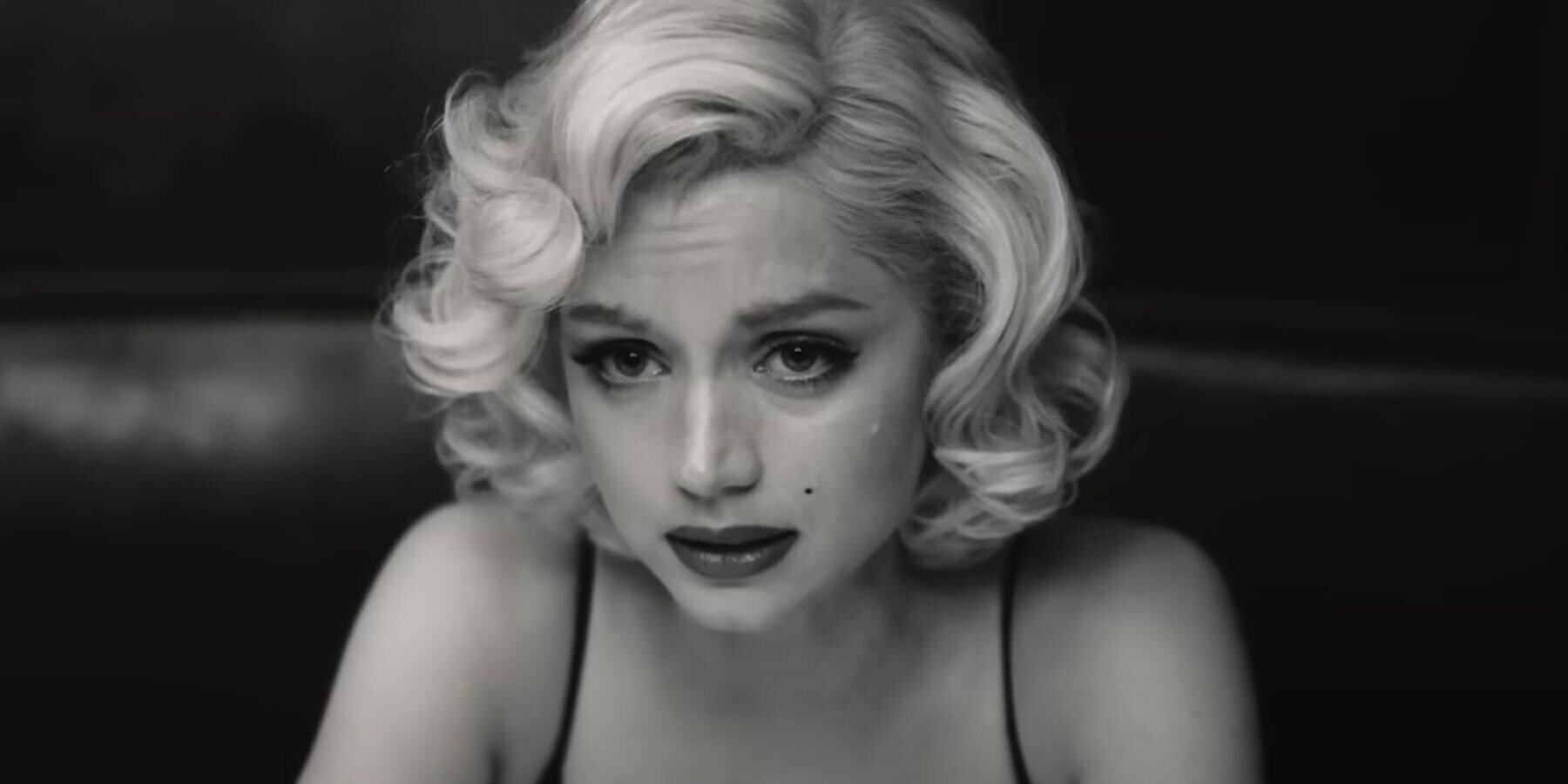 Blondýnka je horor, v němž Marilyn Monroe prochází peklem. Vezměte ji za ruku