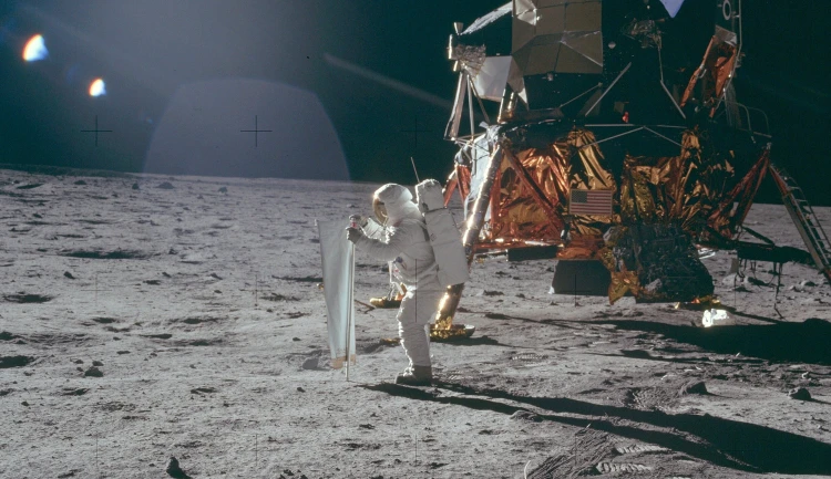 Astronaut na povrchu Měsíce
