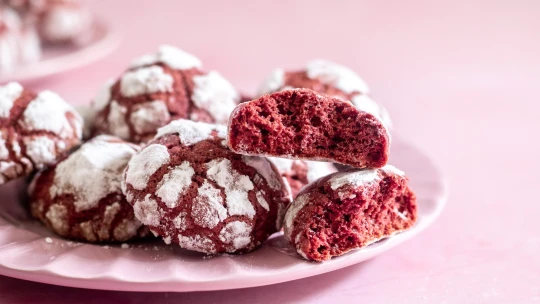 Tip, jak zabavit děti a&nbsp;sobě obalit nervy – upečte si red velvet crinkle cookies