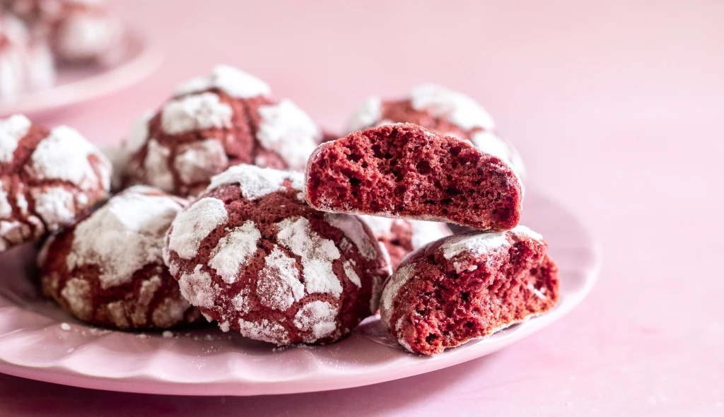 Tip, jak zabavit děti a&nbsp;sobě obalit nervy – upečte si red velvet crinkle cookies