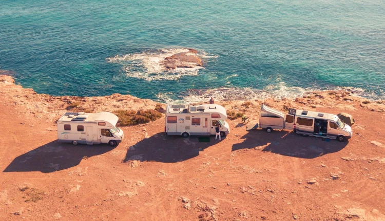 Obytné vozy na španělském pobřeží