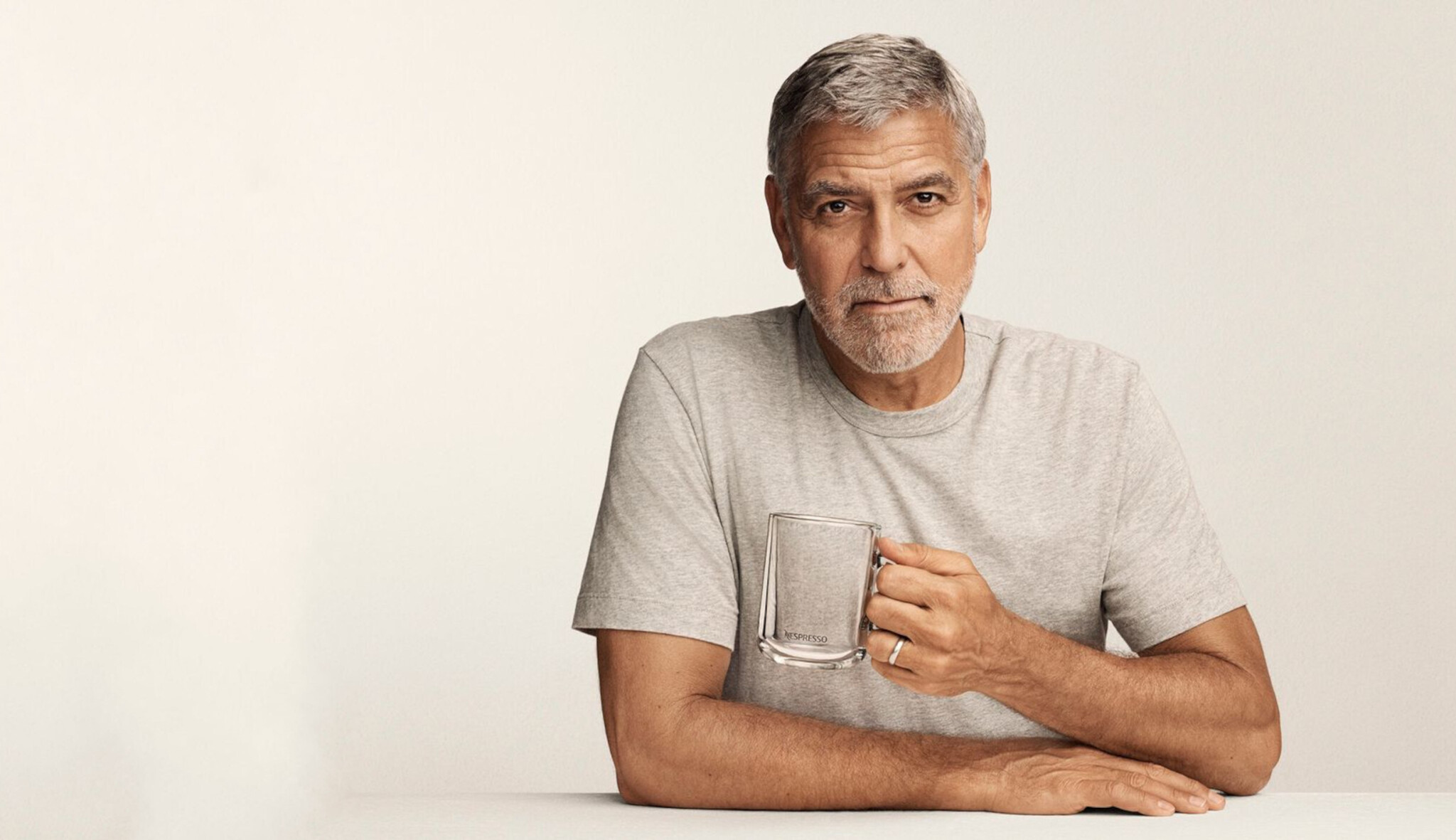 Proč Clooney na plakátech drží prázdný hrnek? Káva je v ohrožení, říká coffee ambasadorka