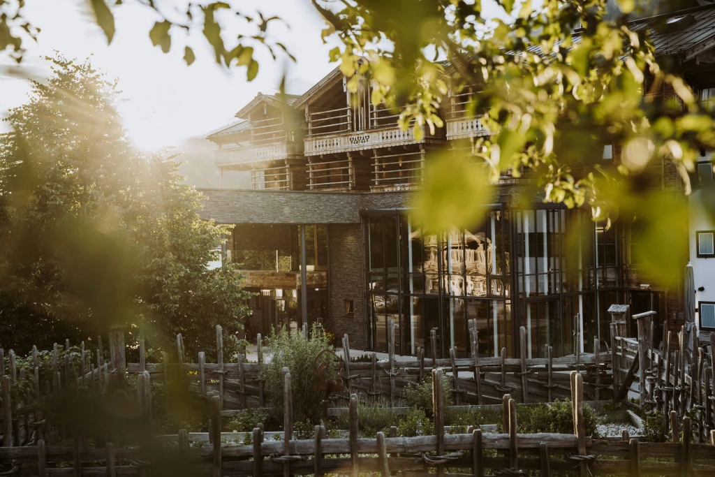 Tip na podzimní výlet. Rakouský hotel má bar z&nbsp;tisíce kostek a&nbsp;svítí česky